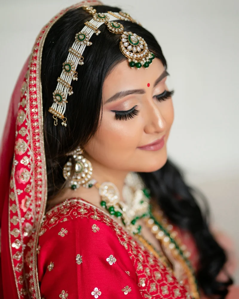red_bride_eye_look